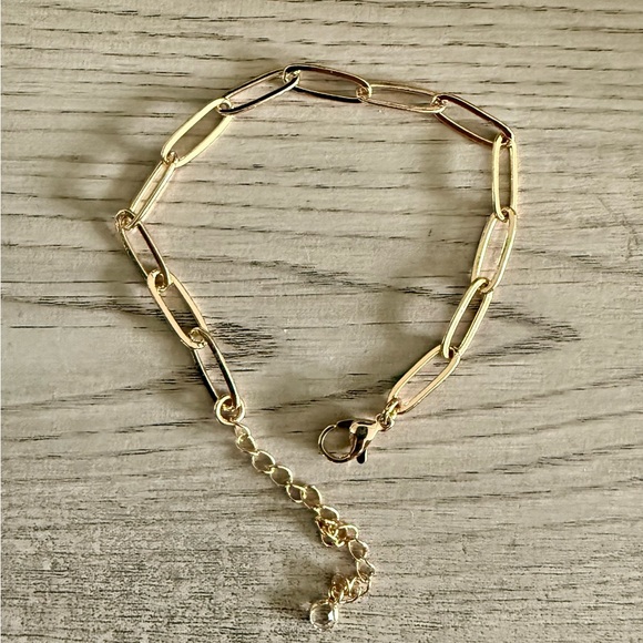 Jewelry - Elegant Gold Paperclip Link Bracelet